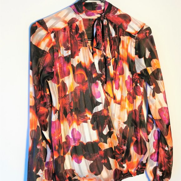 GUESS FLORAL GUESS TIE DETAIL AT NECK - Picture 3 of 5